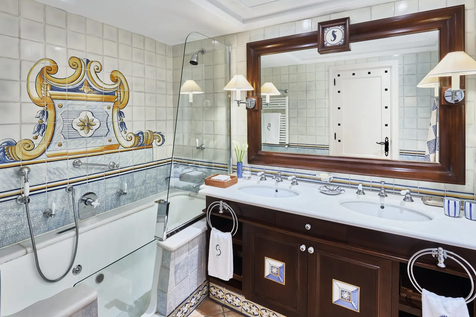 Seaside Grand Hotel Residencia: A Deluxe bathroom with a walk-in whirlpool bath