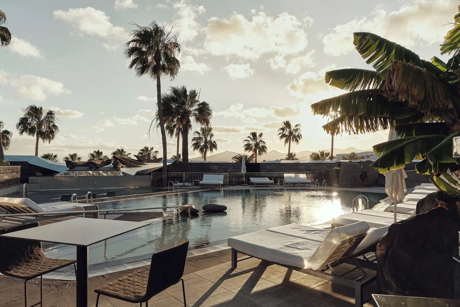 La Isla y el Mar Hotel Boutique: The heated pool in the late sun