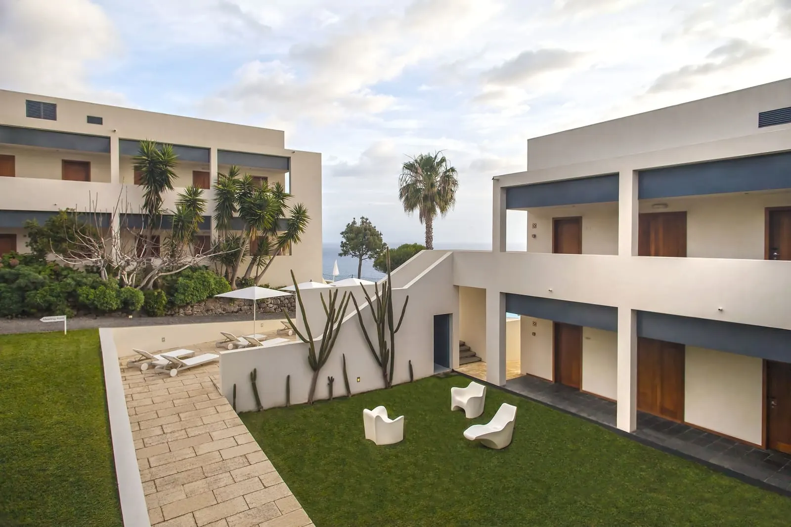 Estalagem da Ponta do Sol: White wings around the garden lawn