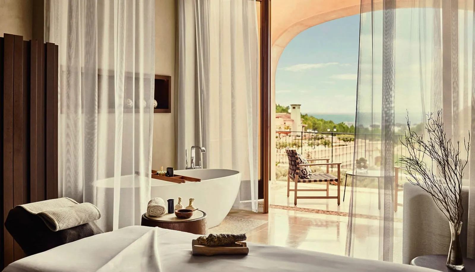 Cap Vermell Grand Hotel: A Serenitas Spa treatment room with a bath