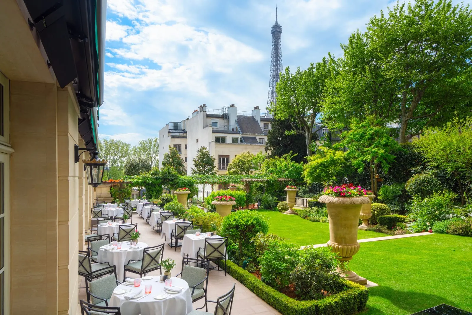 Shangri-La Paris: Outdoor tables along the French garden