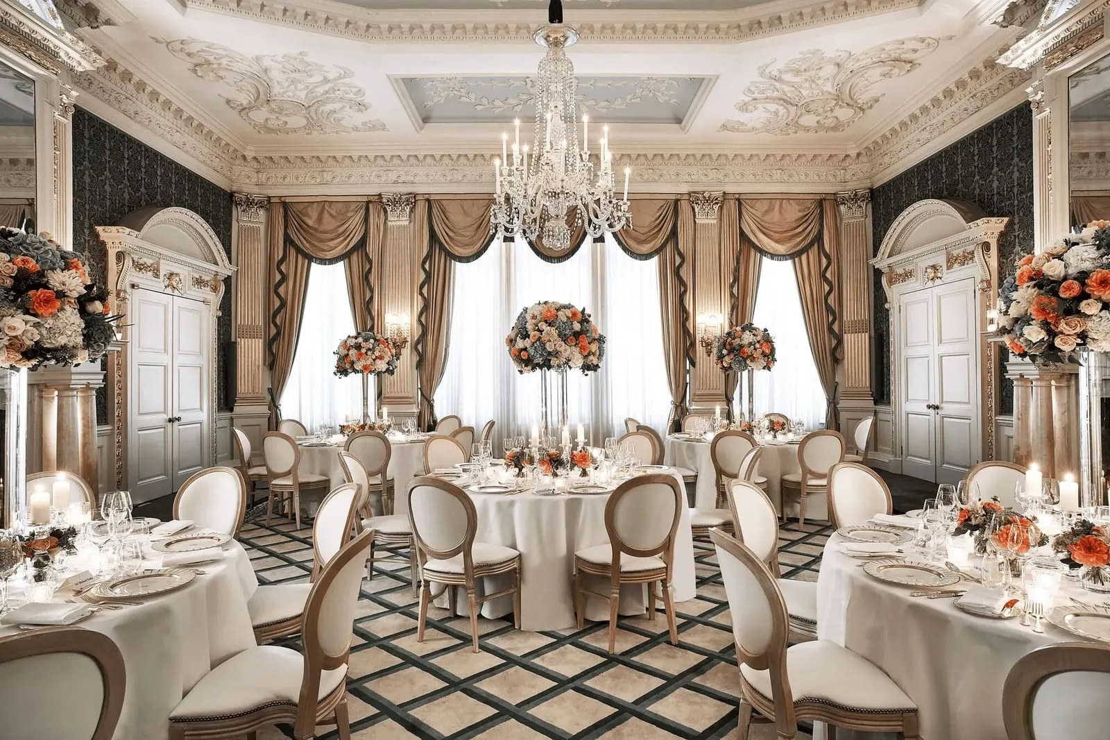 Claridge's: The dining room under the chandeliers