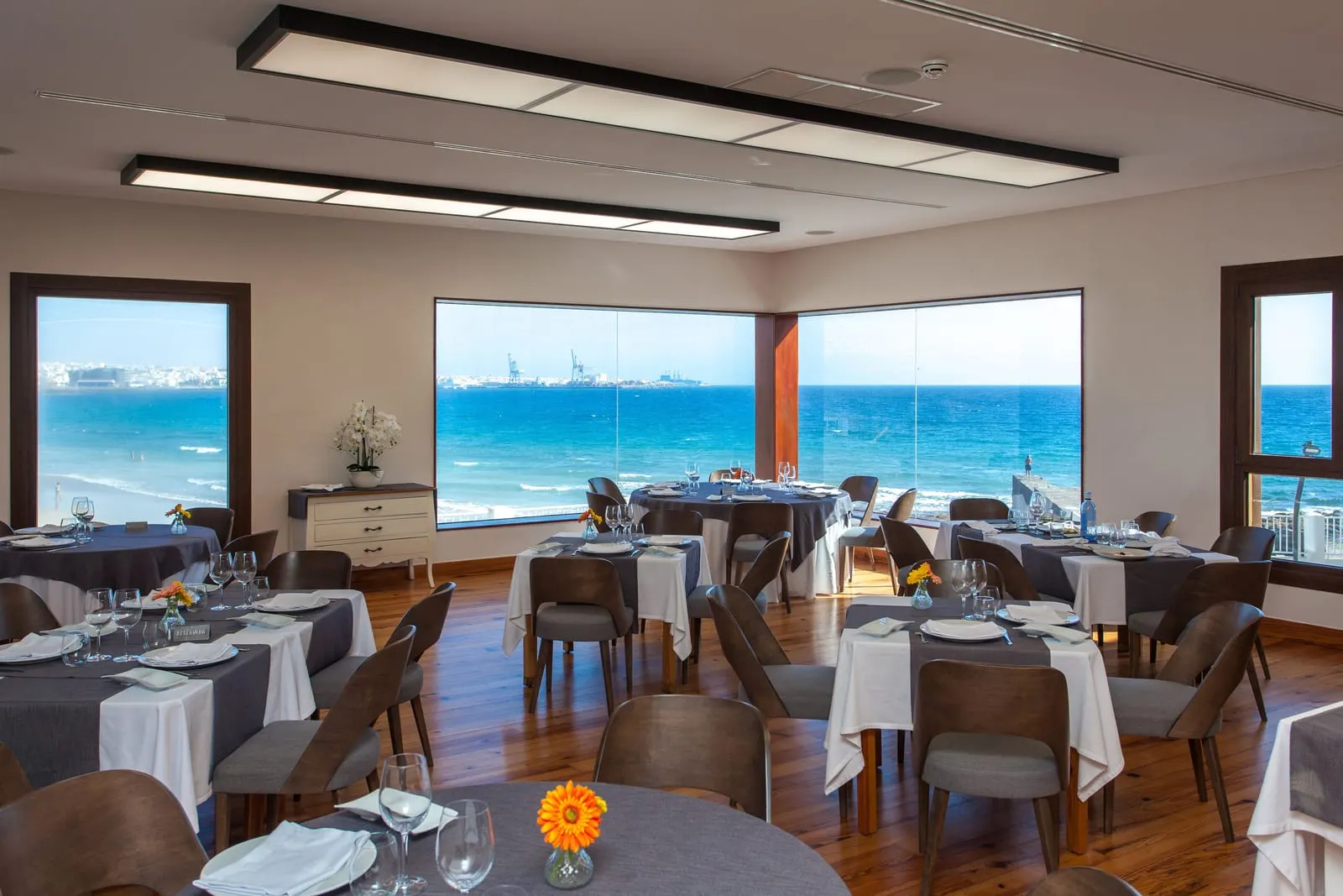 El Mirador de Fuerteventura: Restaurant tables by windows on the sea