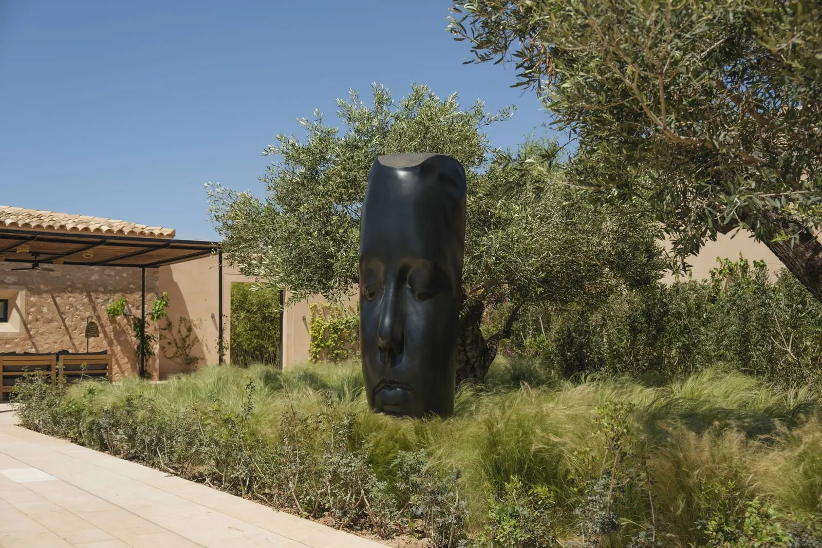 Can Ferrereta: Jaume Plensa's bronze head among the olive trees
