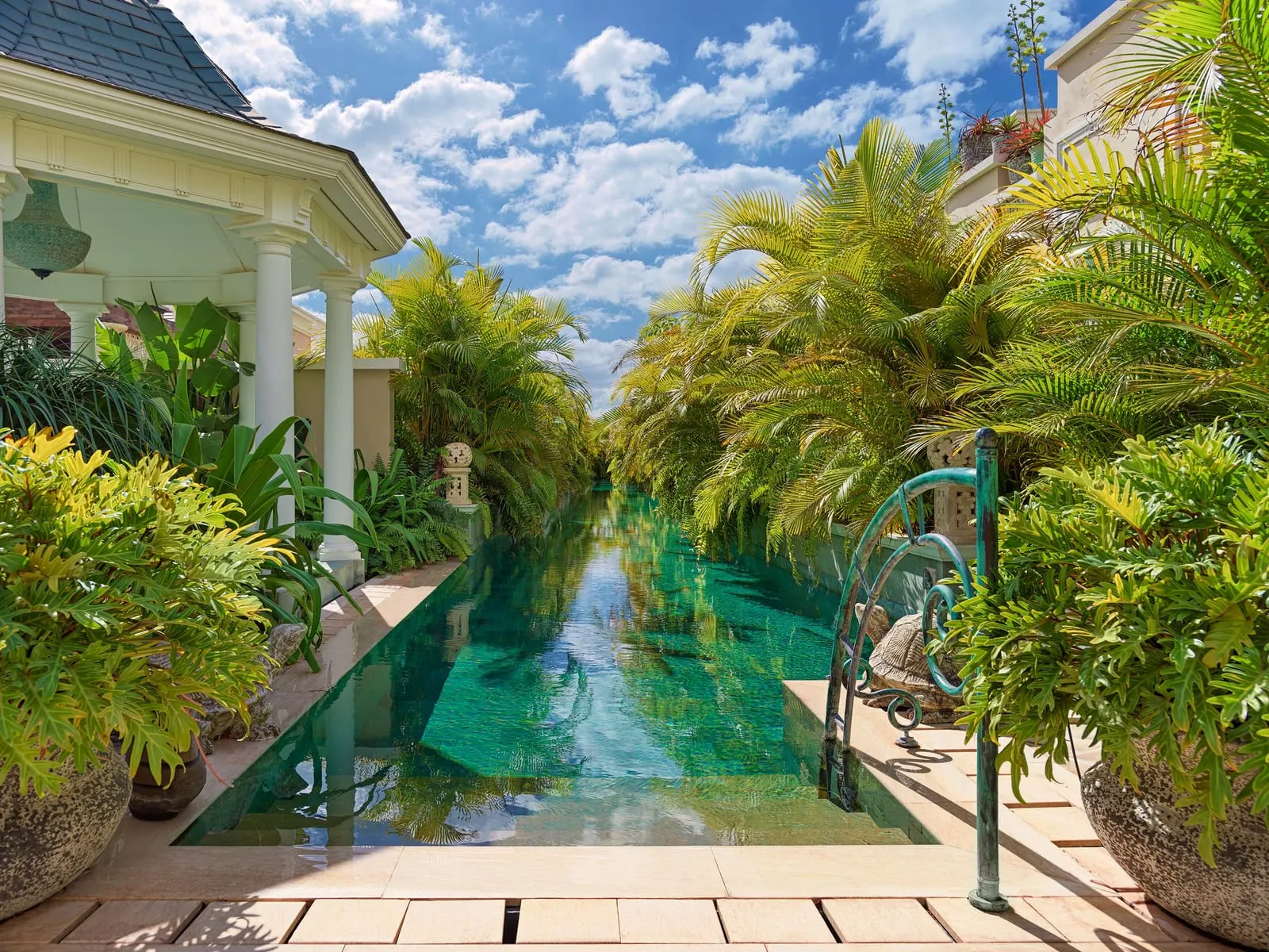 Royal River Luxury Hotel: Lagoon pool corridor