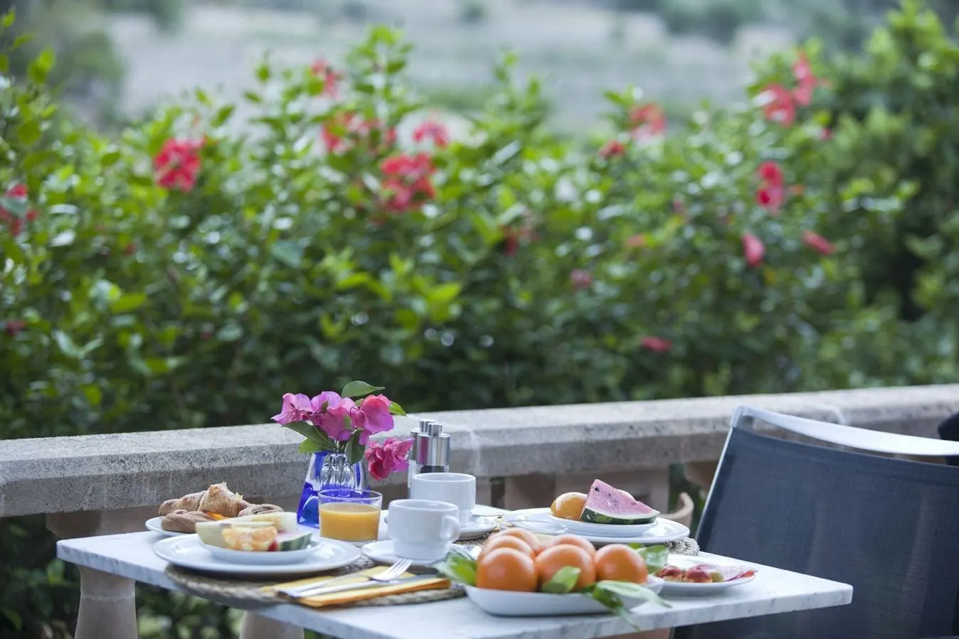 Fornalutx Petit Hotel: Breakfast on the patio terrace