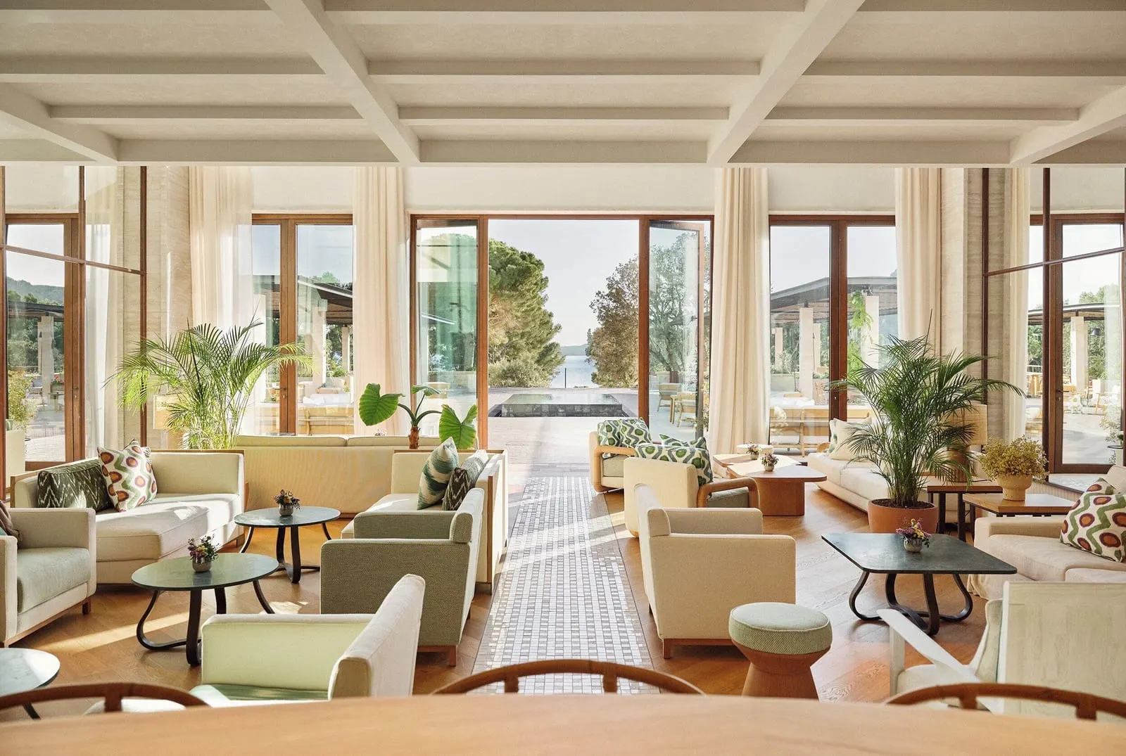 Four Seasons Resort Mallorca at Formentor: Cercle, the bar, with the bay through its doors
