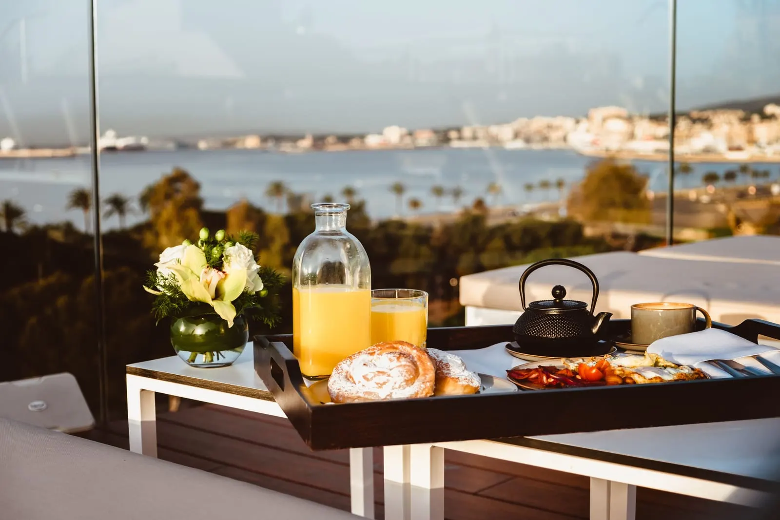 Es Princep: Breakfast on the roof, with the bay behind