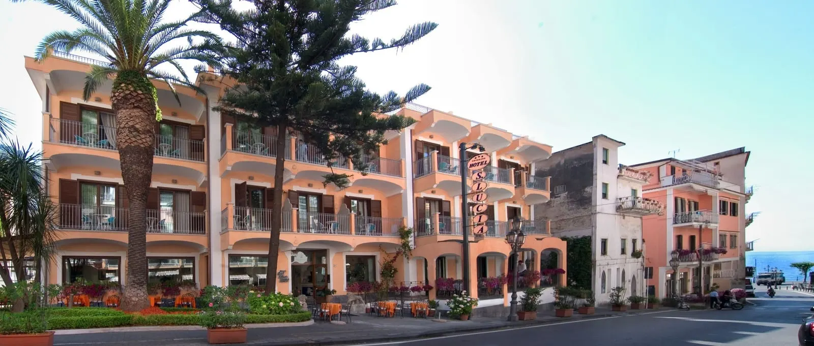 Hotel Santa Lucia: The hotel on the coast road through Minori