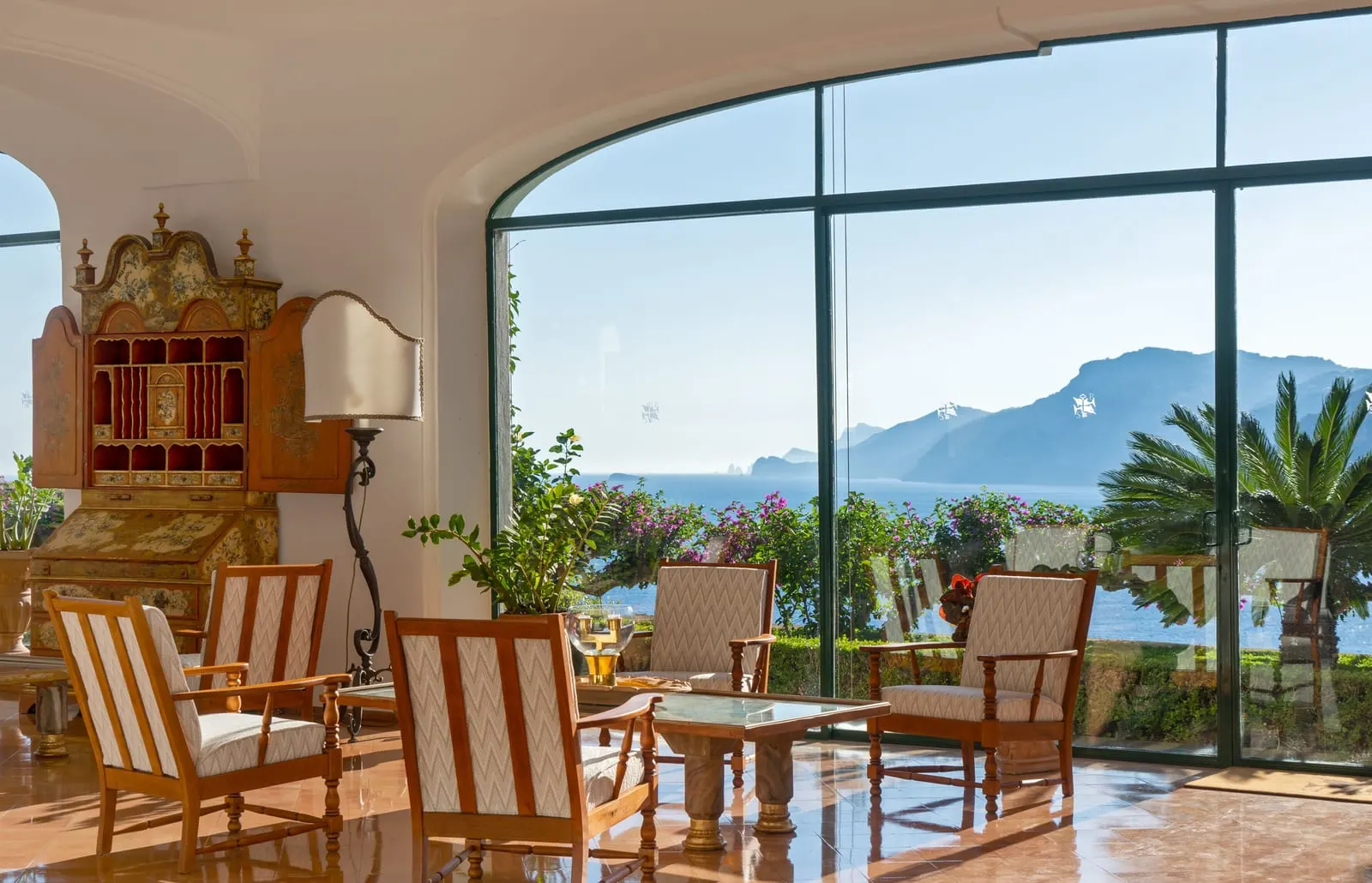 Il San Pietro di Positano: The hall's arched windows onto the sea