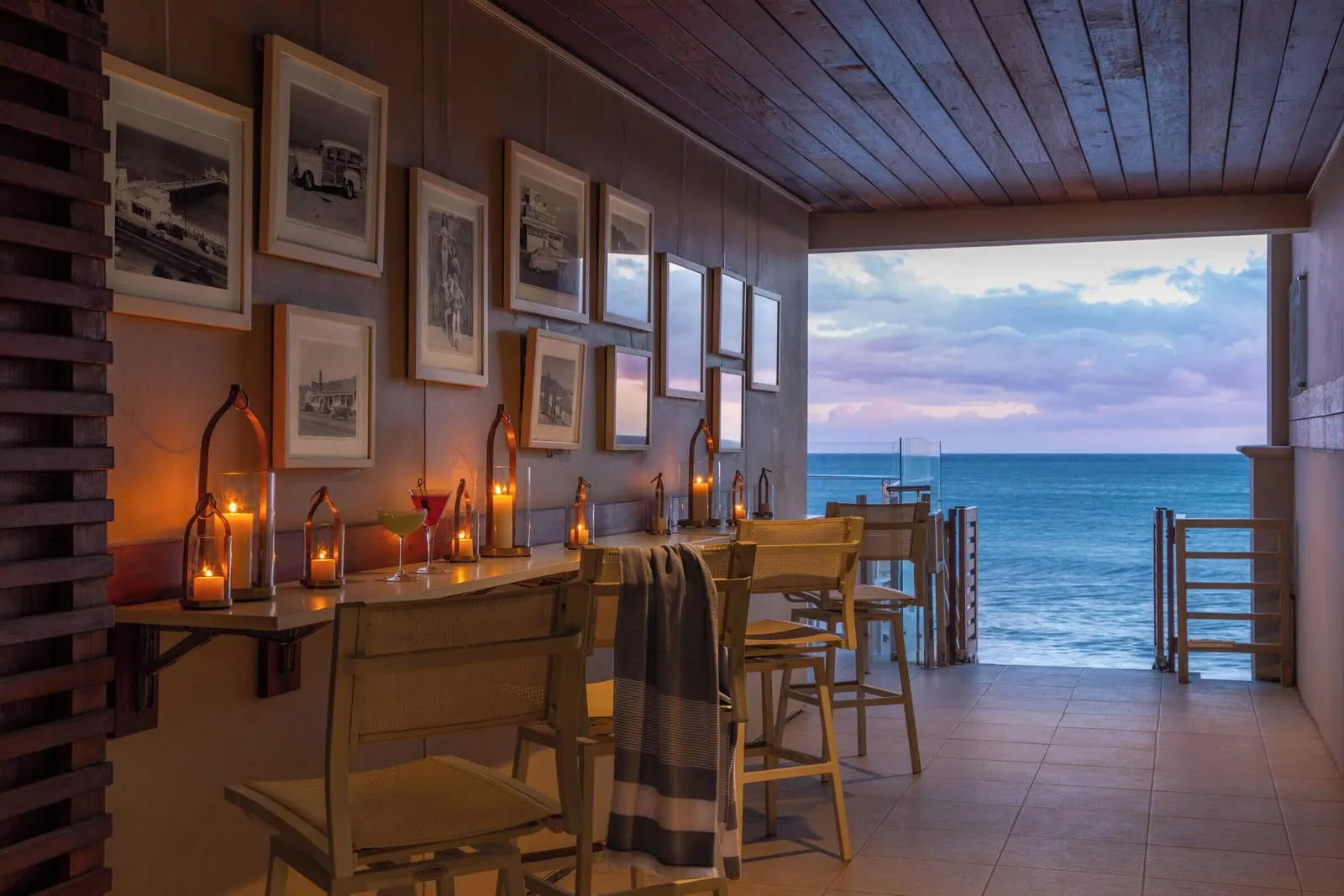 Malibu Beach Inn: Candlelit counter open to the Pacific