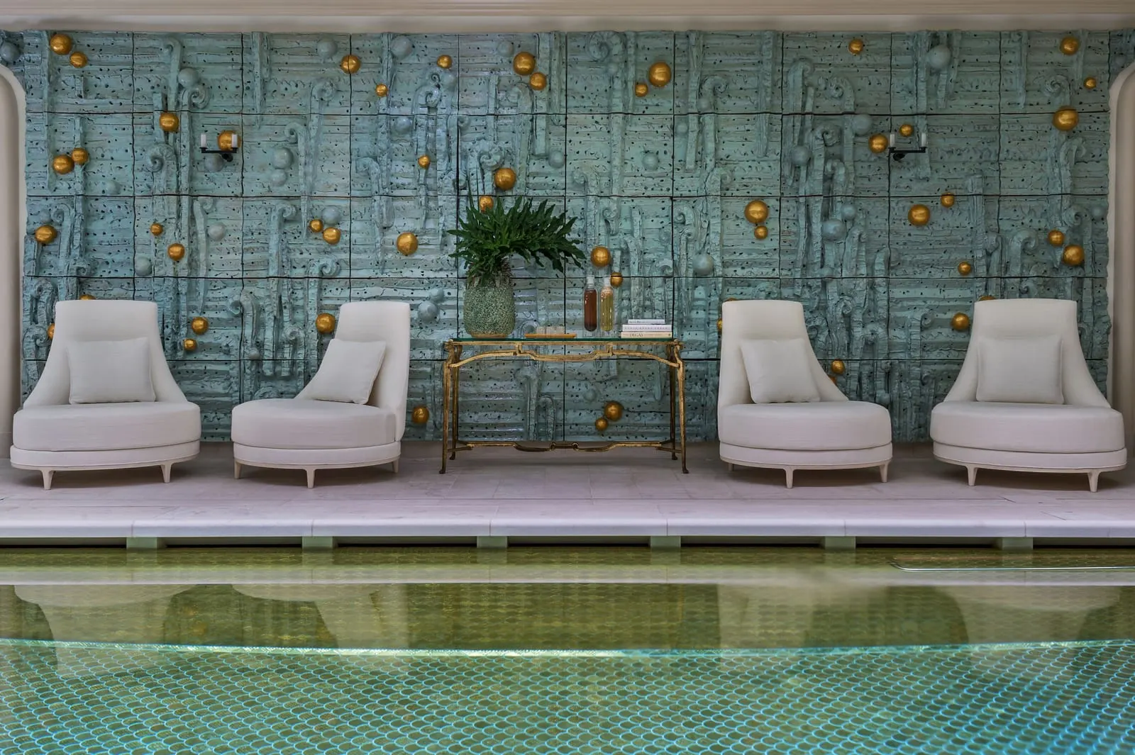 Hôtel de Crillon, A Rosewood Hotel: The spa pool and Peter Lane's ceramic wall