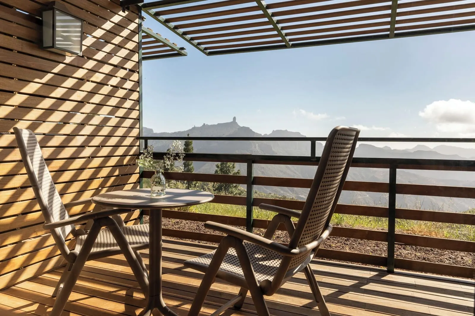 Parador de Cruz de Tejeda: A room terrace with the Roque Nublo on the skyline