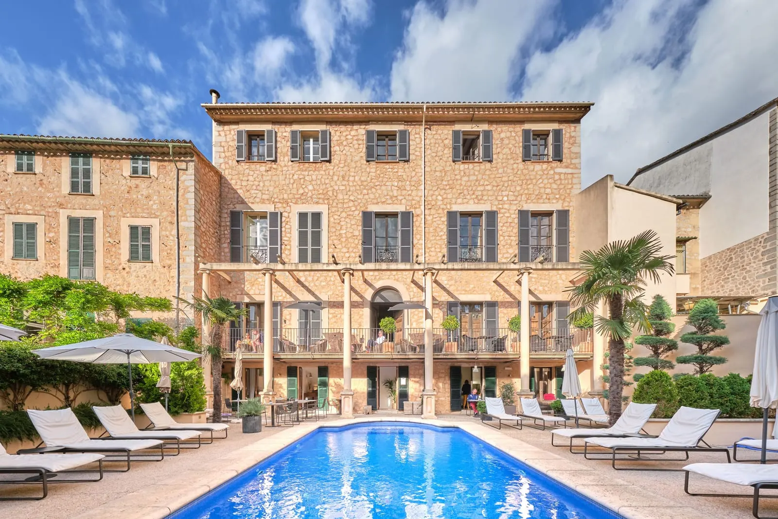 L'Avenida Hotel: The townhouse and its courtyard pool