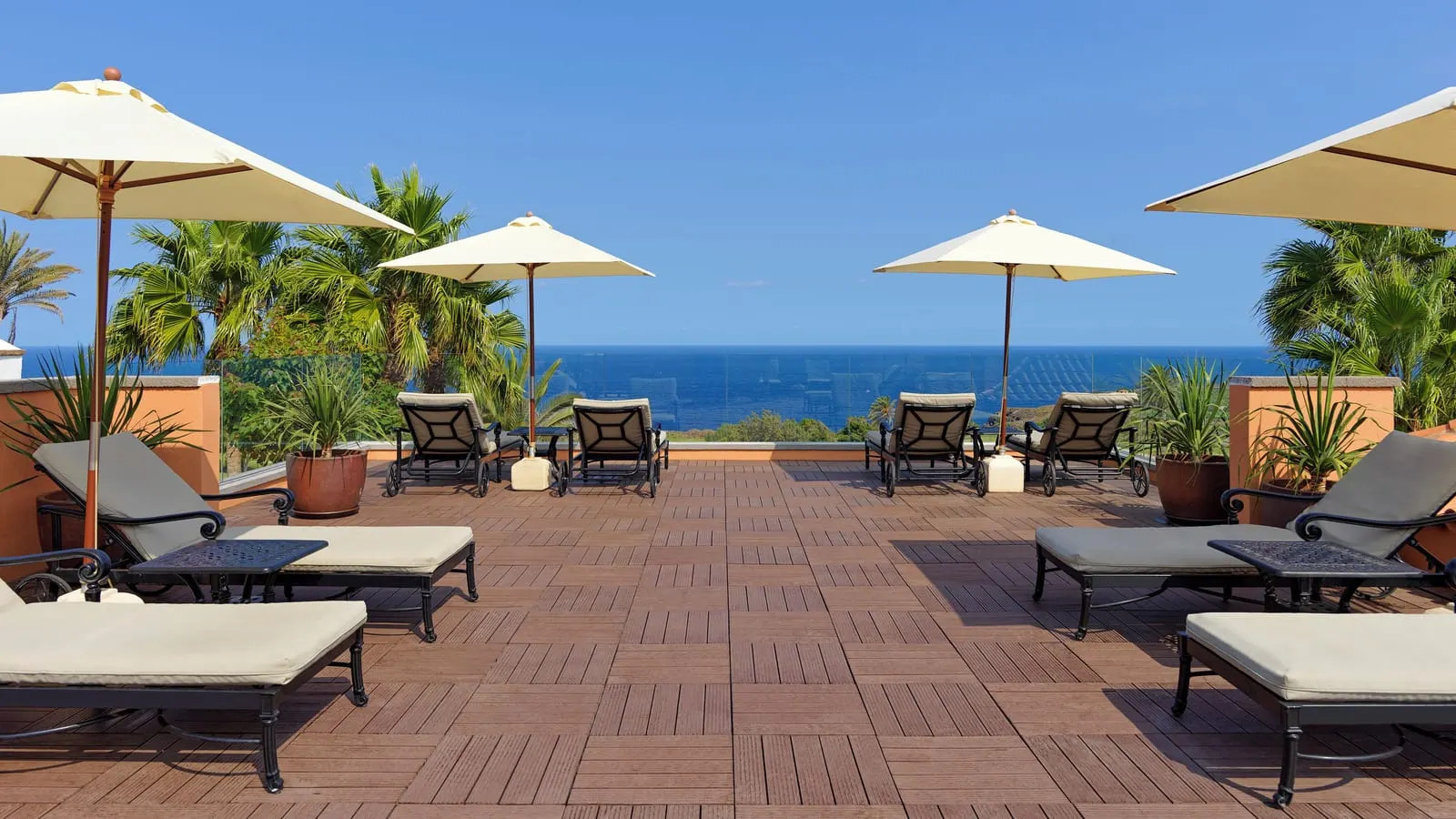 Hacienda del Conde: Terrace loungers facing the sea