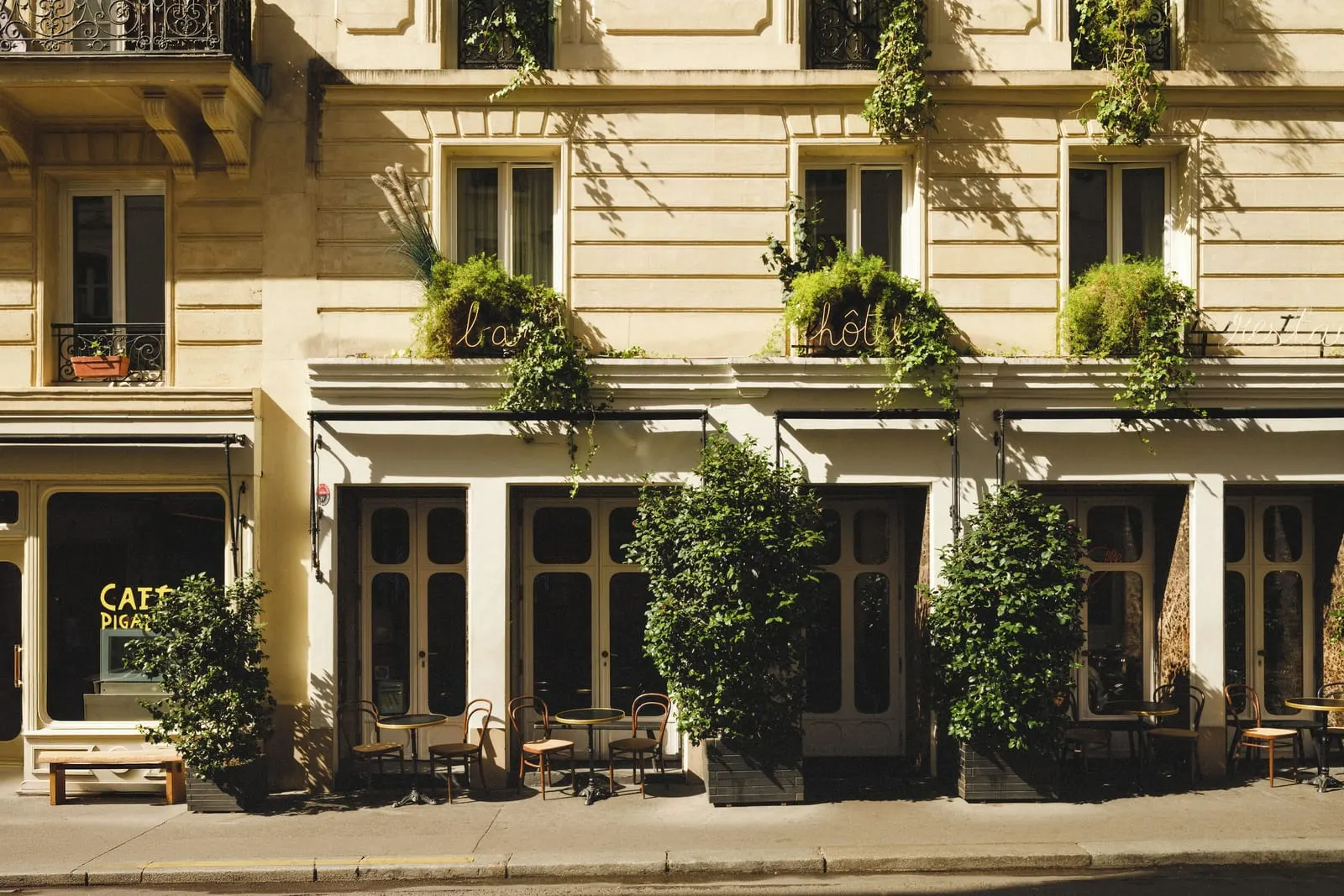 Le Pigalle: Bistro tables outside the hotel on Rue Frochot