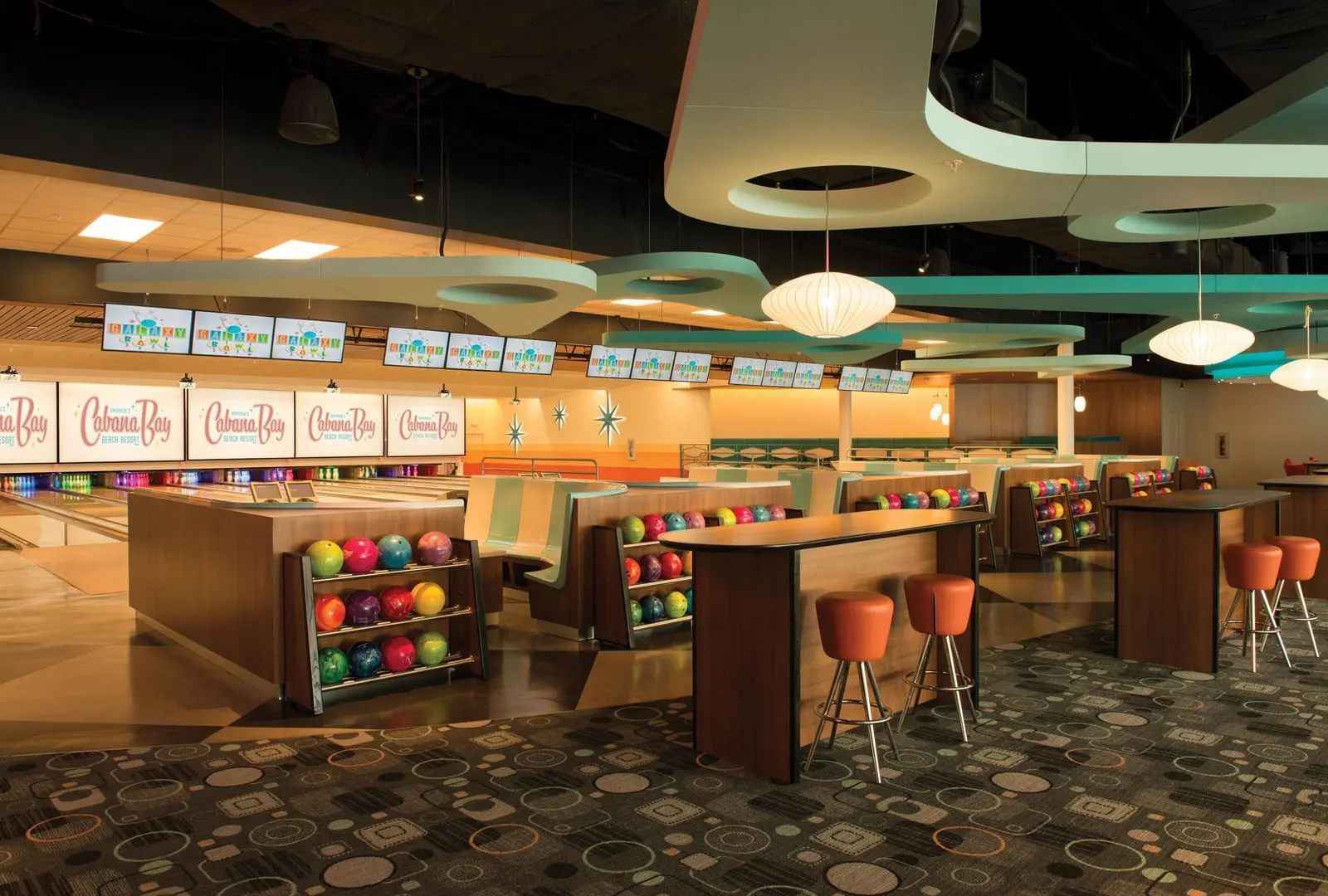 Universal Cabana Bay Beach Resort: Galaxy Bowl, with high tables beside the lanes