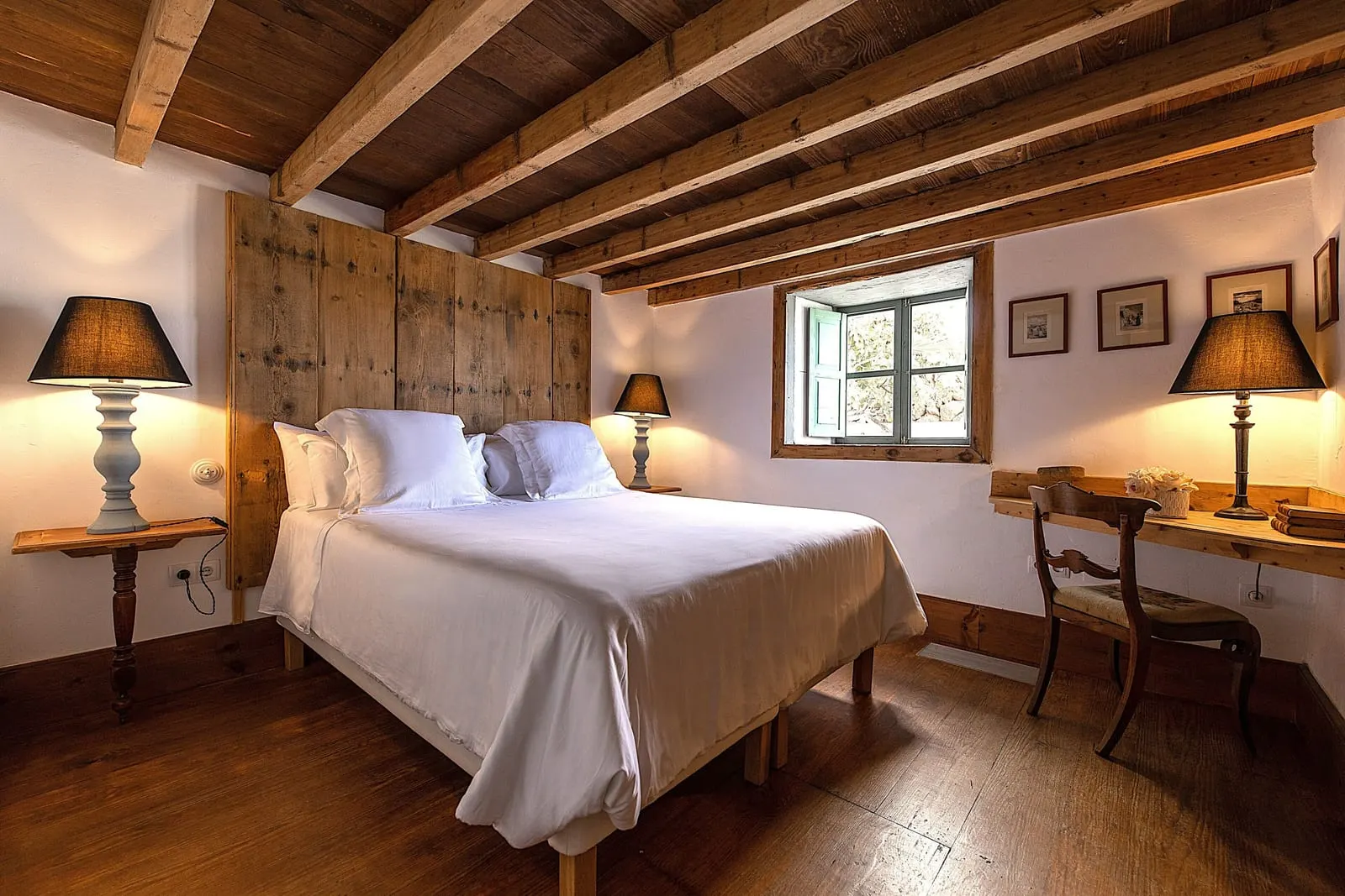 La Casa de los Naranjos: A bedroom under old timber beams