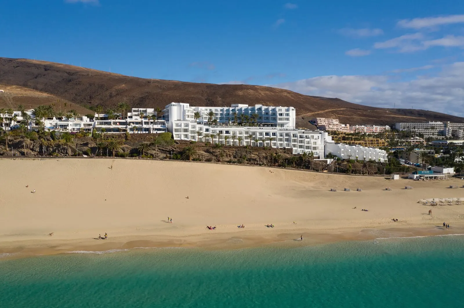 Hotel Riu Palace Jandia: The hotel on the slope above Playa del Matorral