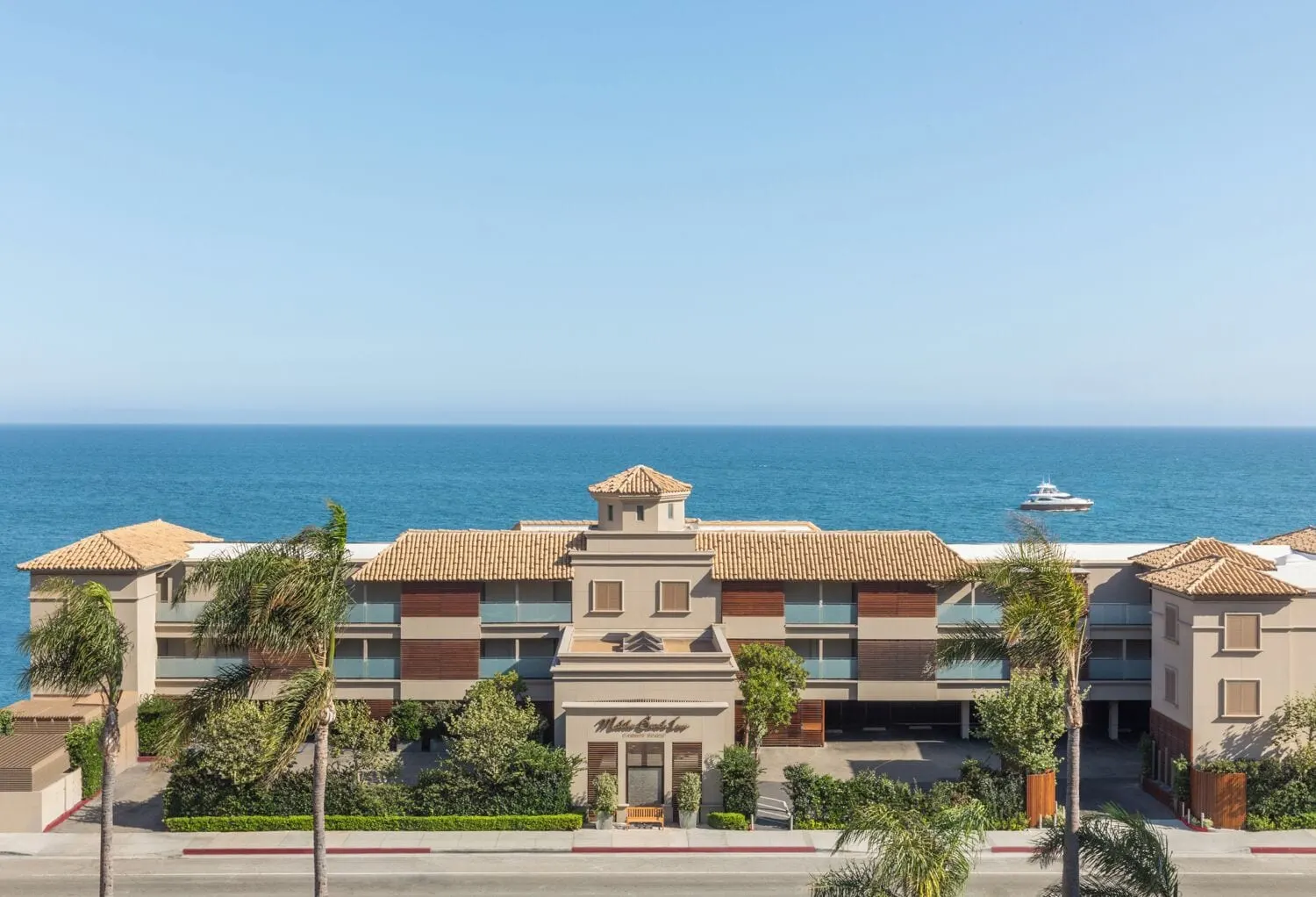 Malibu Beach Inn: The hotel with the Pacific behind it