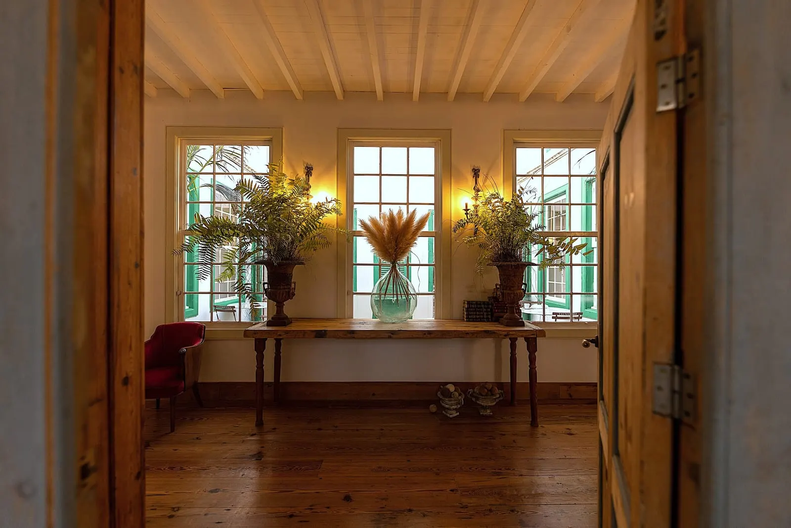 La Casa de los Naranjos: Sash windows onto the inner patio