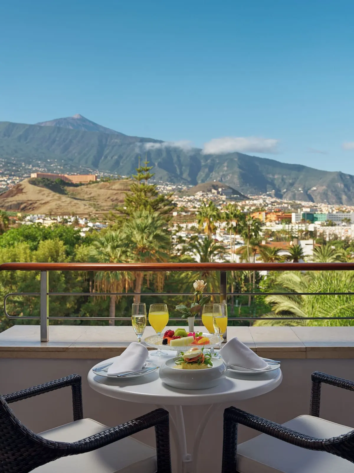 Hotel Botánico & The Oriental Spa Garden: Fruit and juice with Teide behind