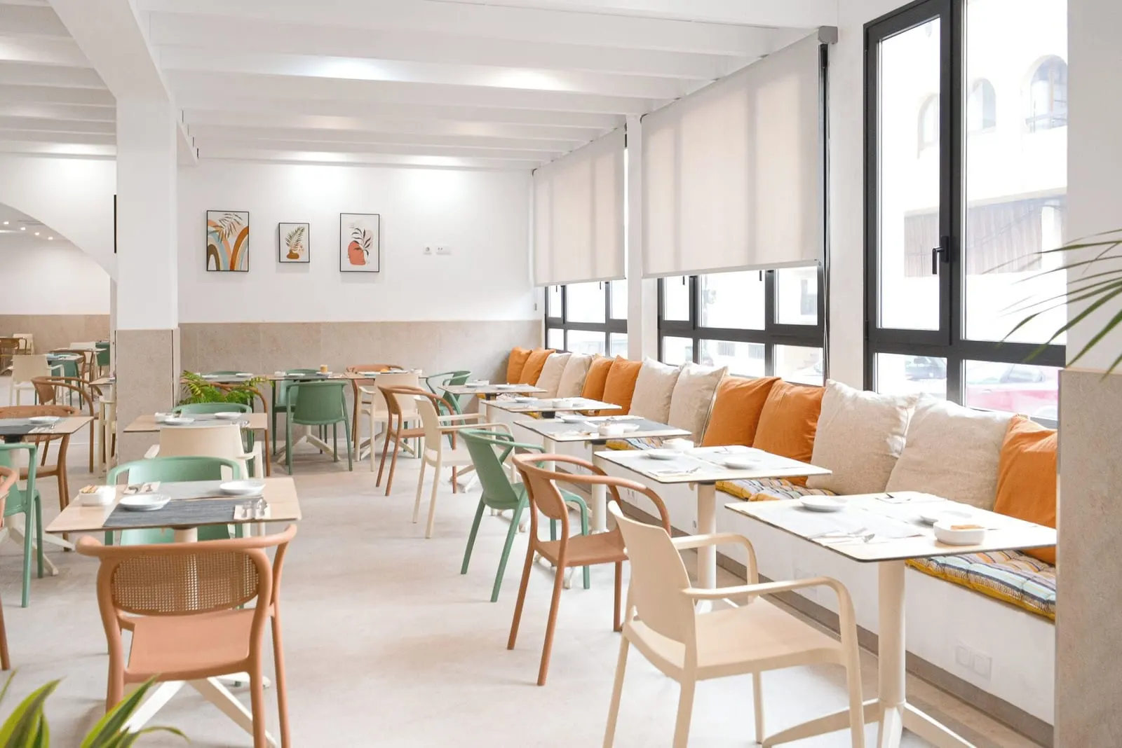 Corralejo Surfing Colors Hotel & Apartments: The restaurant with its long banquette