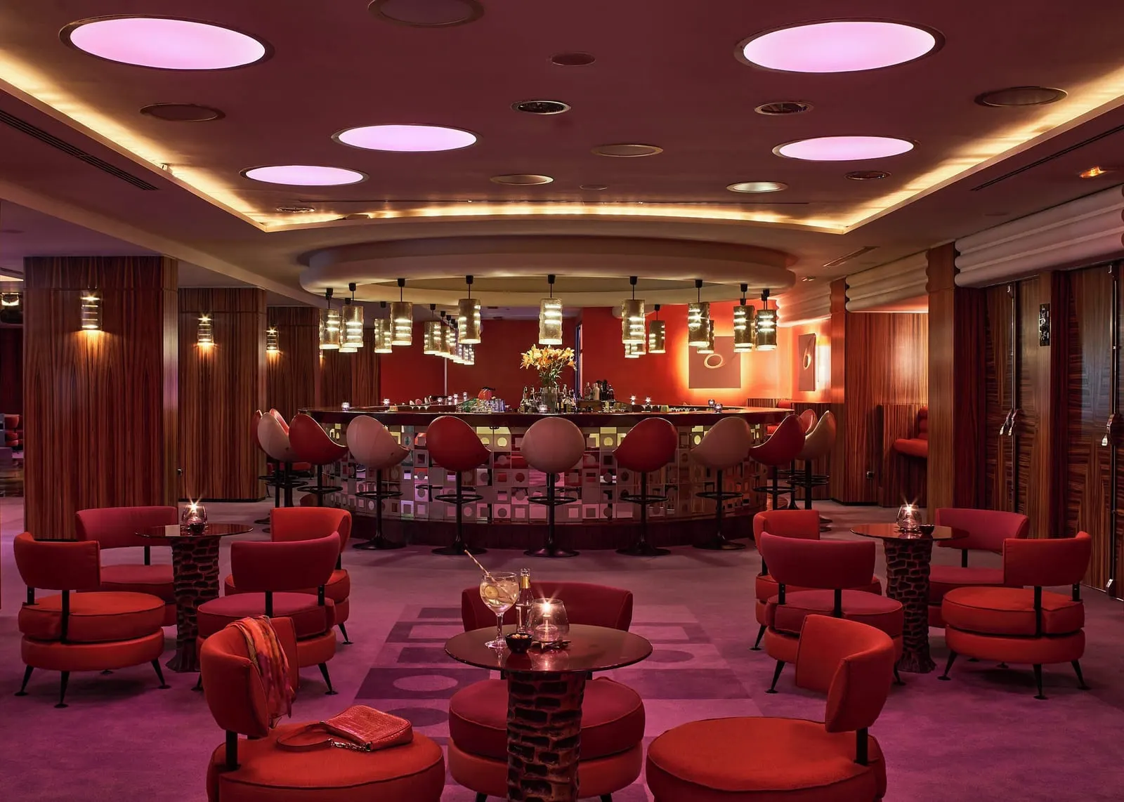 Seaside Palm Beach: Bar Salón and its red tub chairs