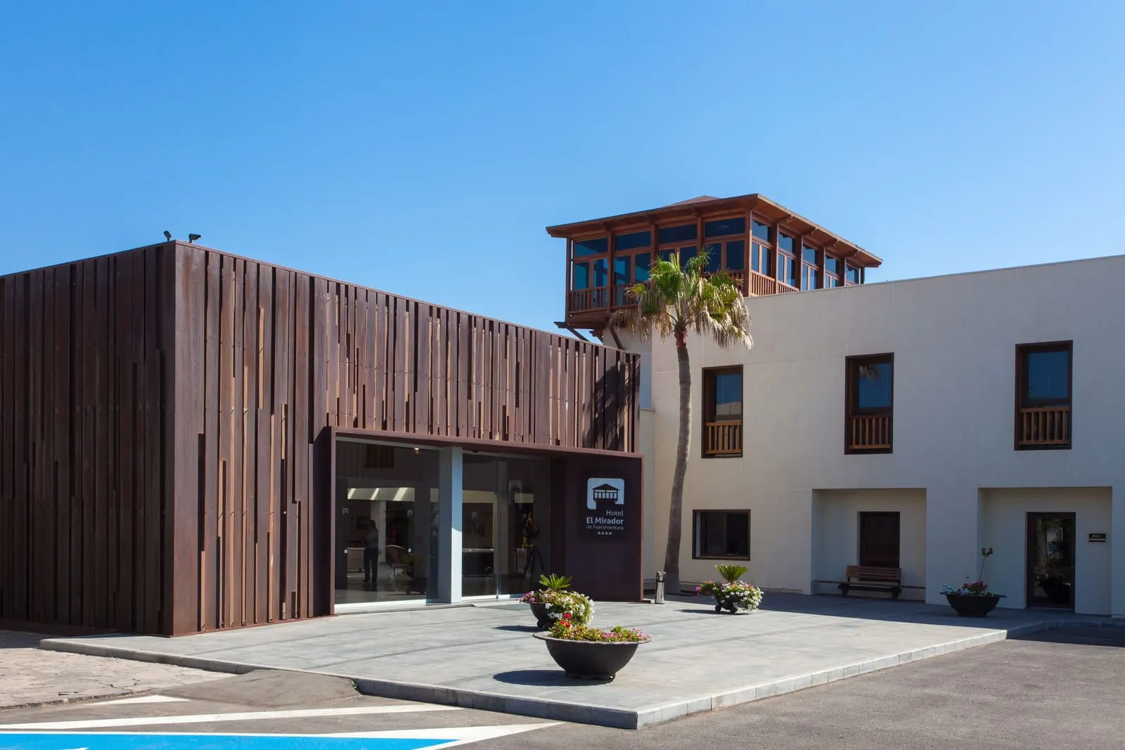 El Mirador de Fuerteventura: The entrance and the wooden lookout tower