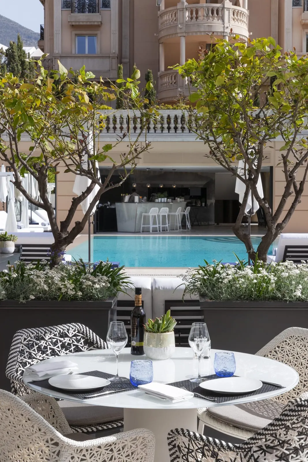 Hôtel Métropole Monte-Carlo: Poolside dining
