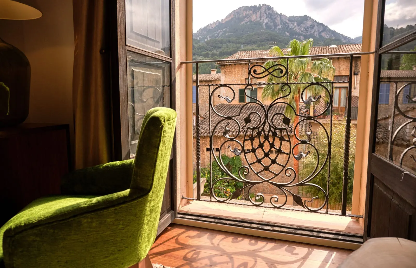 L'Avenida Hotel: The view west from a garden-side room