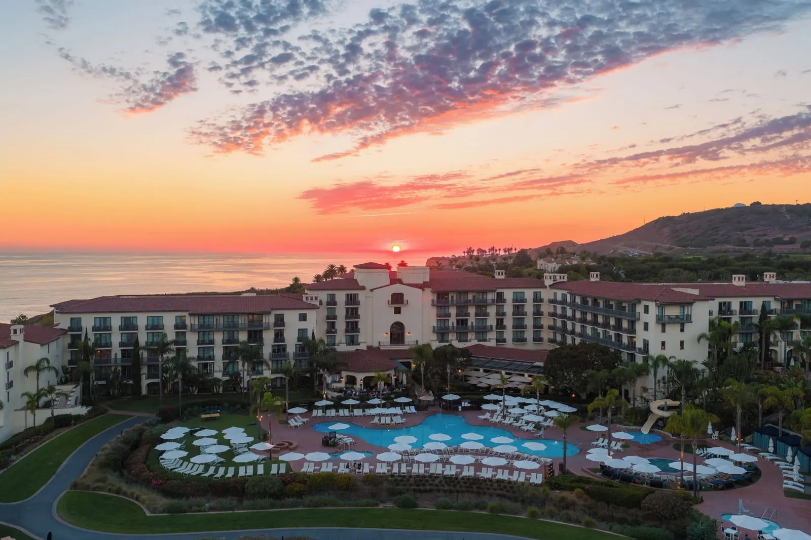 Terranea Resort: The pool below the hotel at sunset