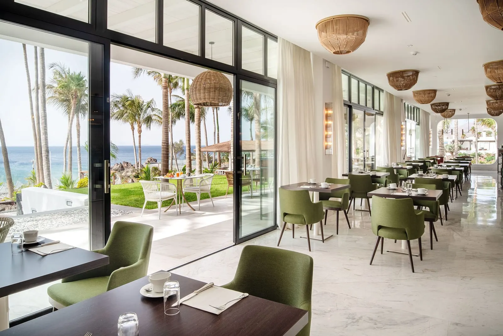 Hotel Fariones: A dining room with the sea through the glass