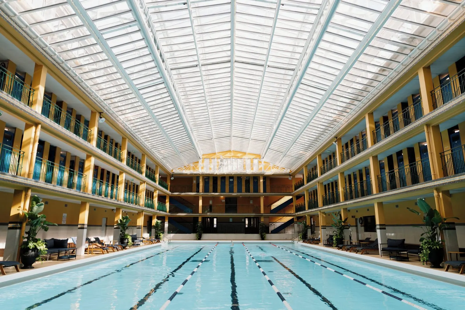 Hôtel Molitor Paris: The indoor pool under its glass roof