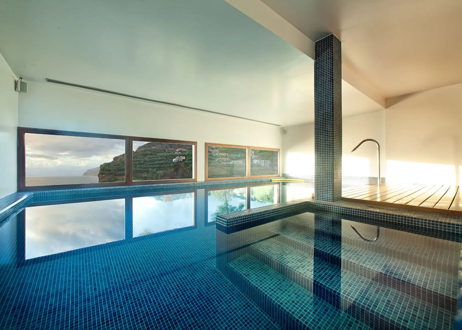 Estalagem da Ponta do Sol: The indoor pool with views of the terraced hills