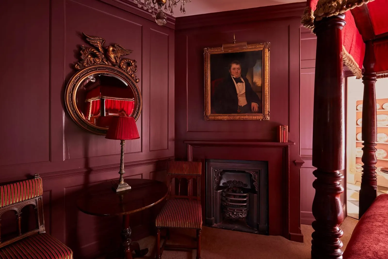 Hazlitt's: The crimson room