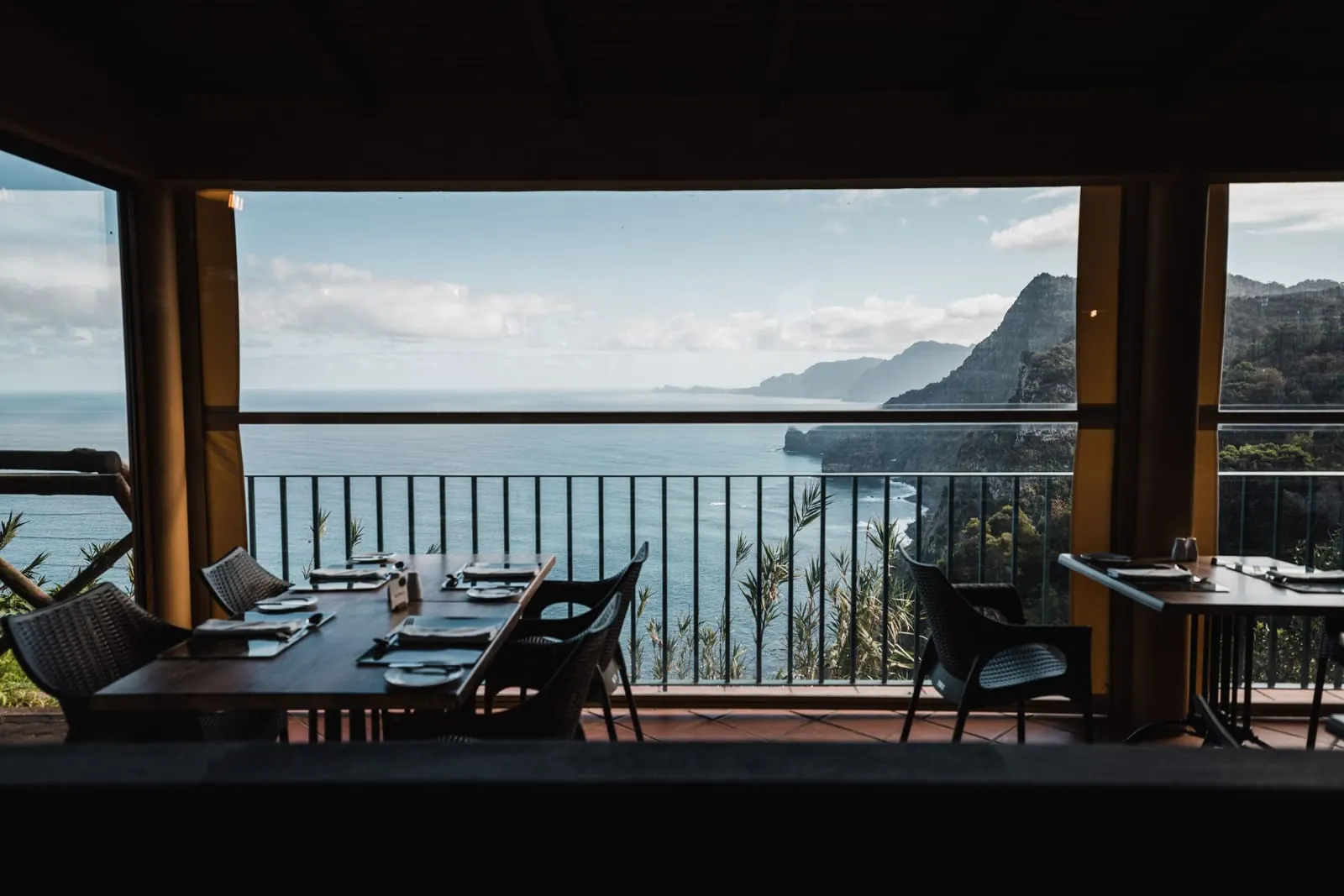Hotel Quinta do Furão: The veranda looking along the north coast