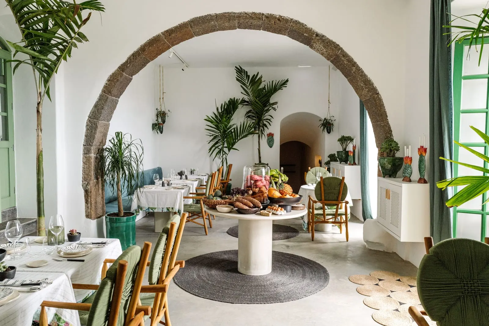 Hotel César Lanzarote: A dining room under a stone arch