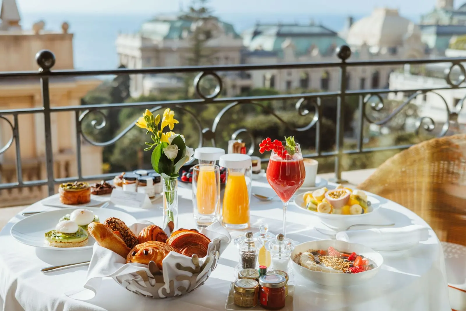 Hôtel Métropole Monte-Carlo: Breakfast on the balcony