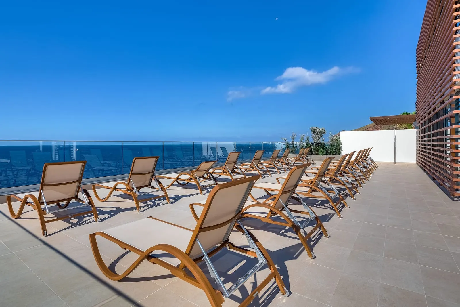 Sentido Galomar: Sun loungers on a terrace above the sea