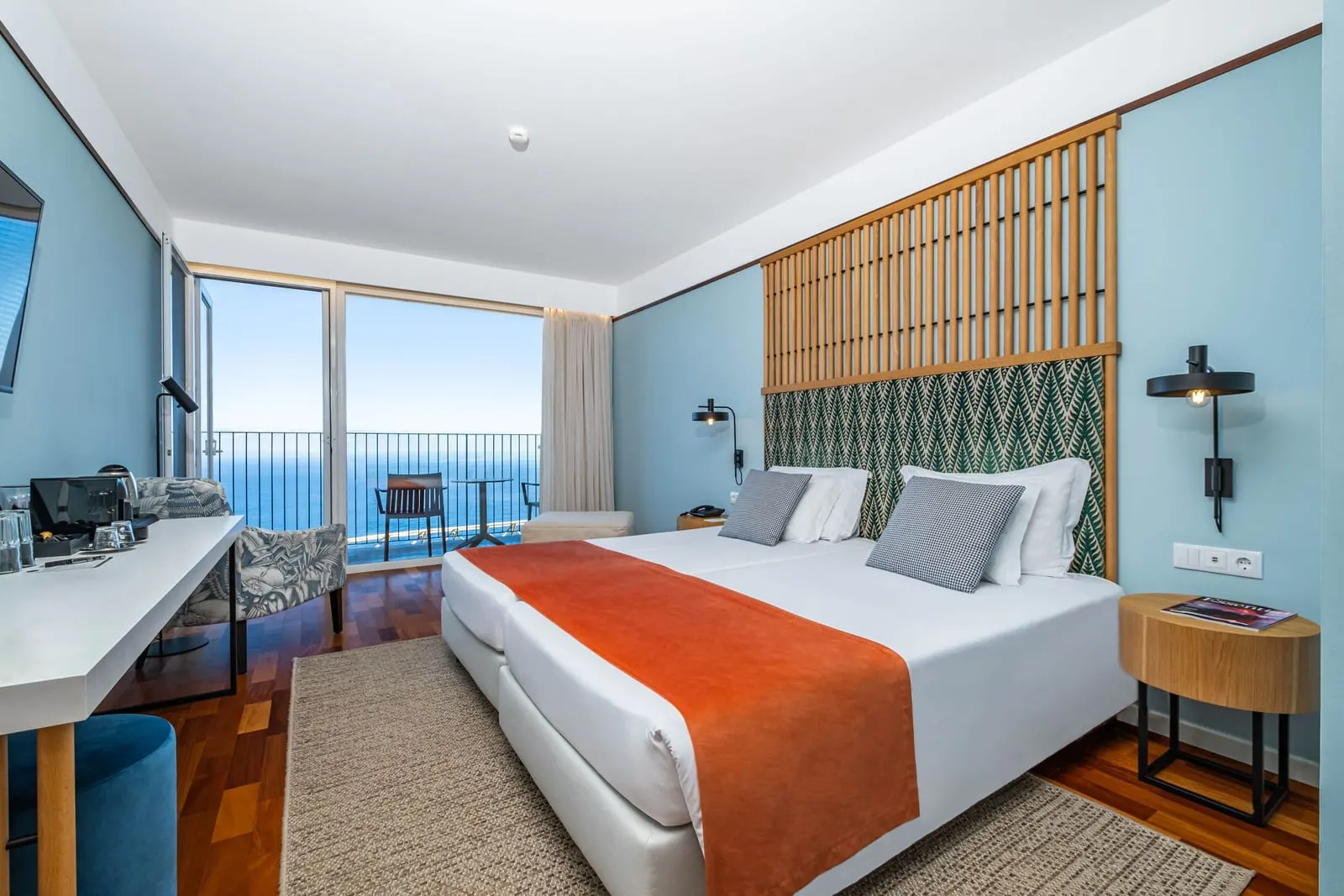 Hotel Quinta do Furão: A sea-view room opening onto its balcony