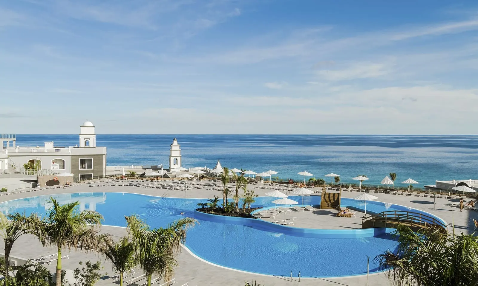 Royal Palm Resort & Spa: The main pool with the sea beyond