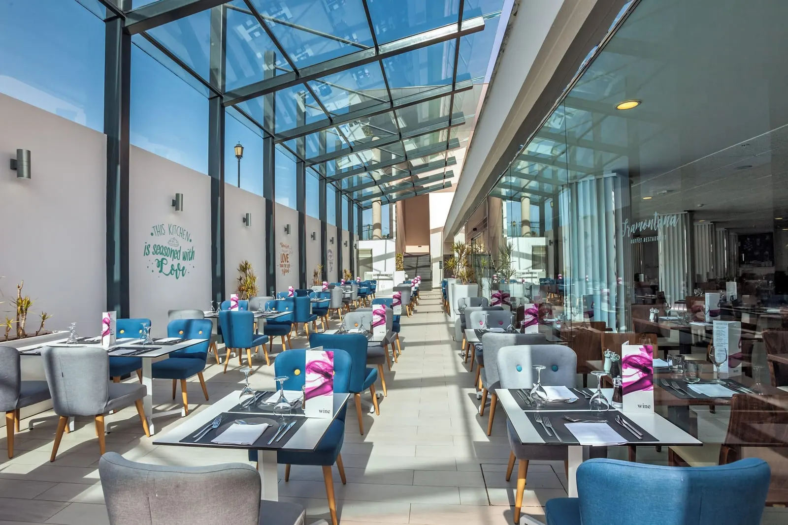 Barceló Corralejo Sands: The buffet restaurant under a glass roof