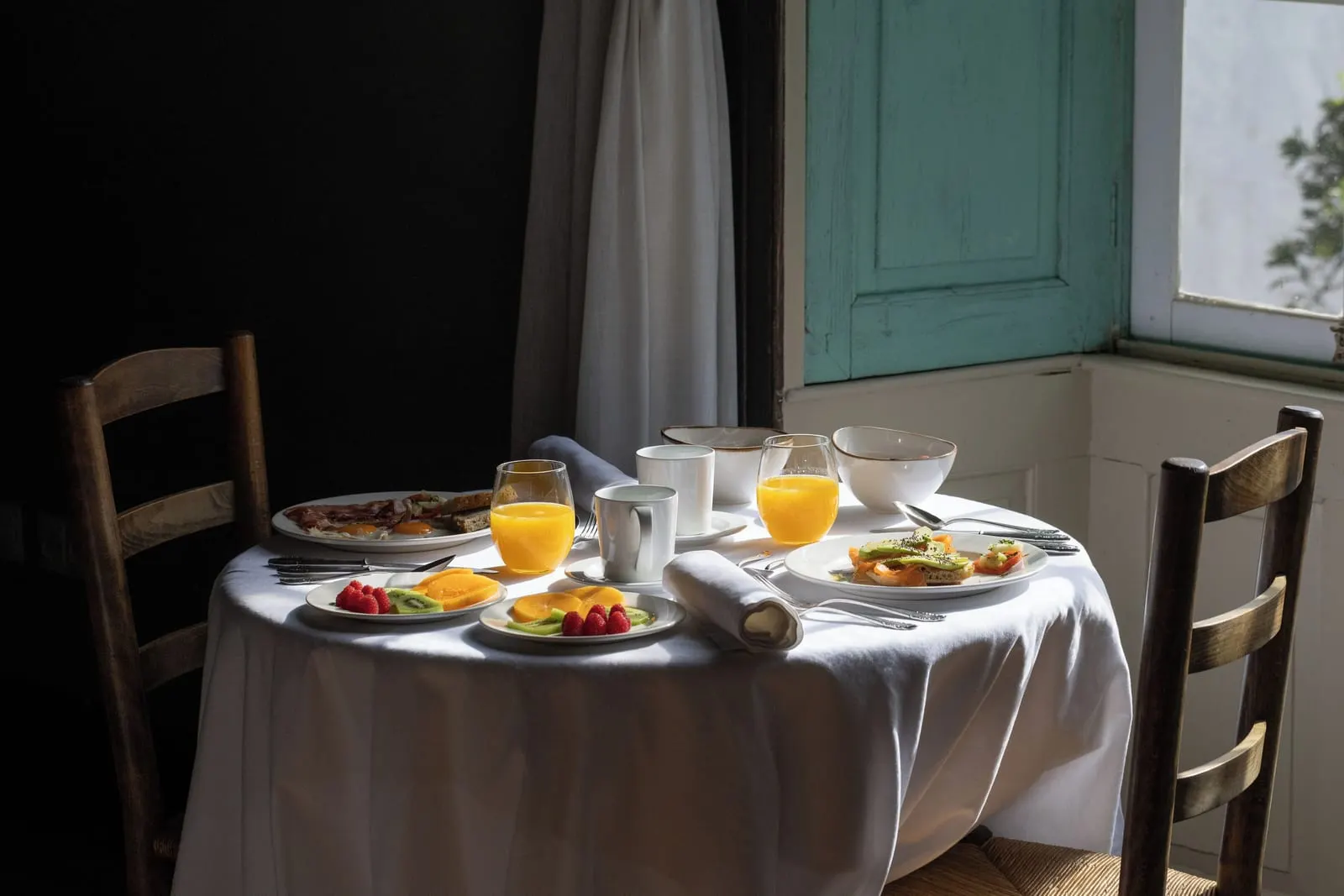 La Casa de los Naranjos: Breakfast at a table by the green shutters