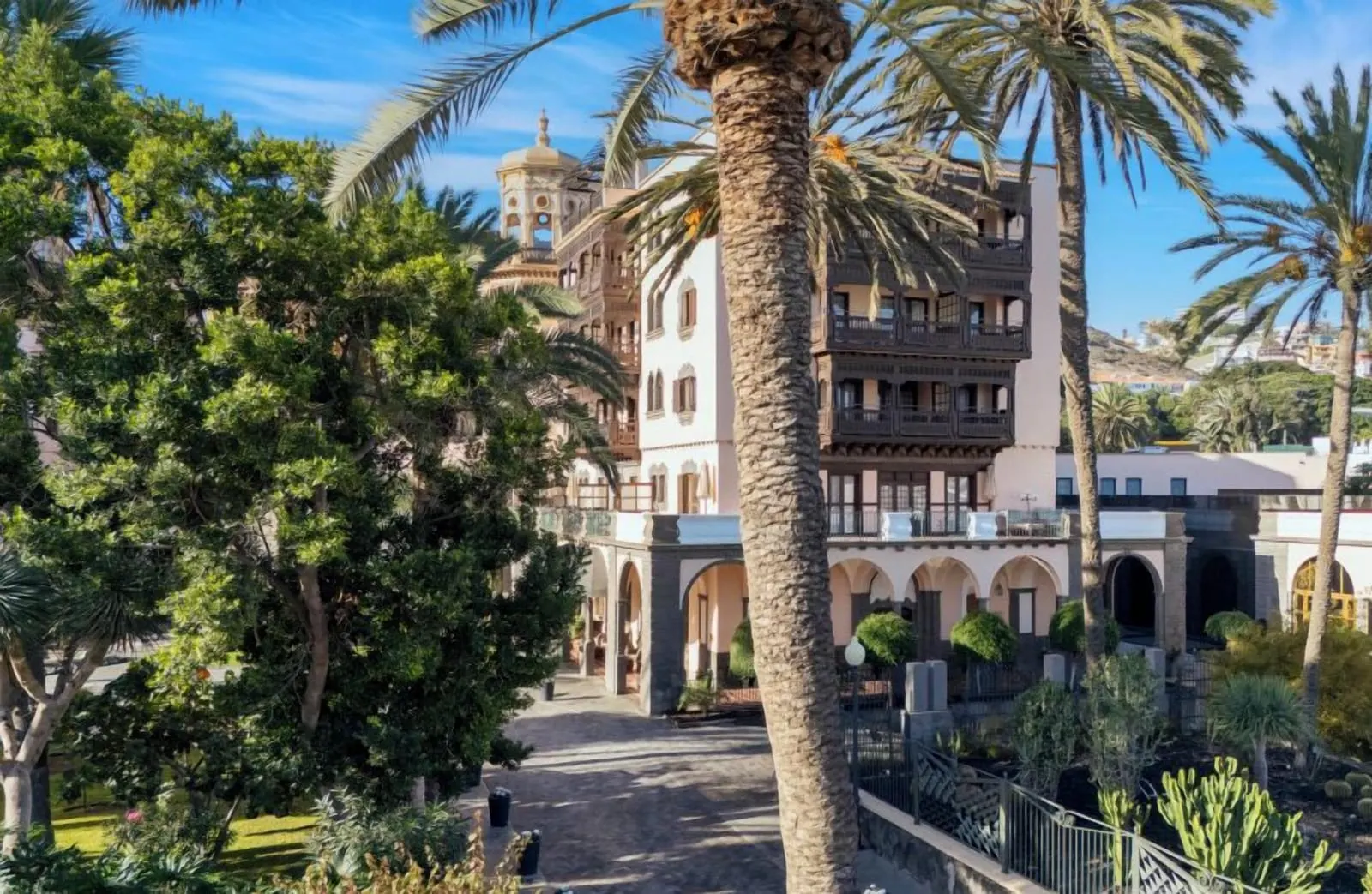 Santa Catalina, a Royal Hideaway Hotel: Santa Catalina among the palms of Parque Doramas