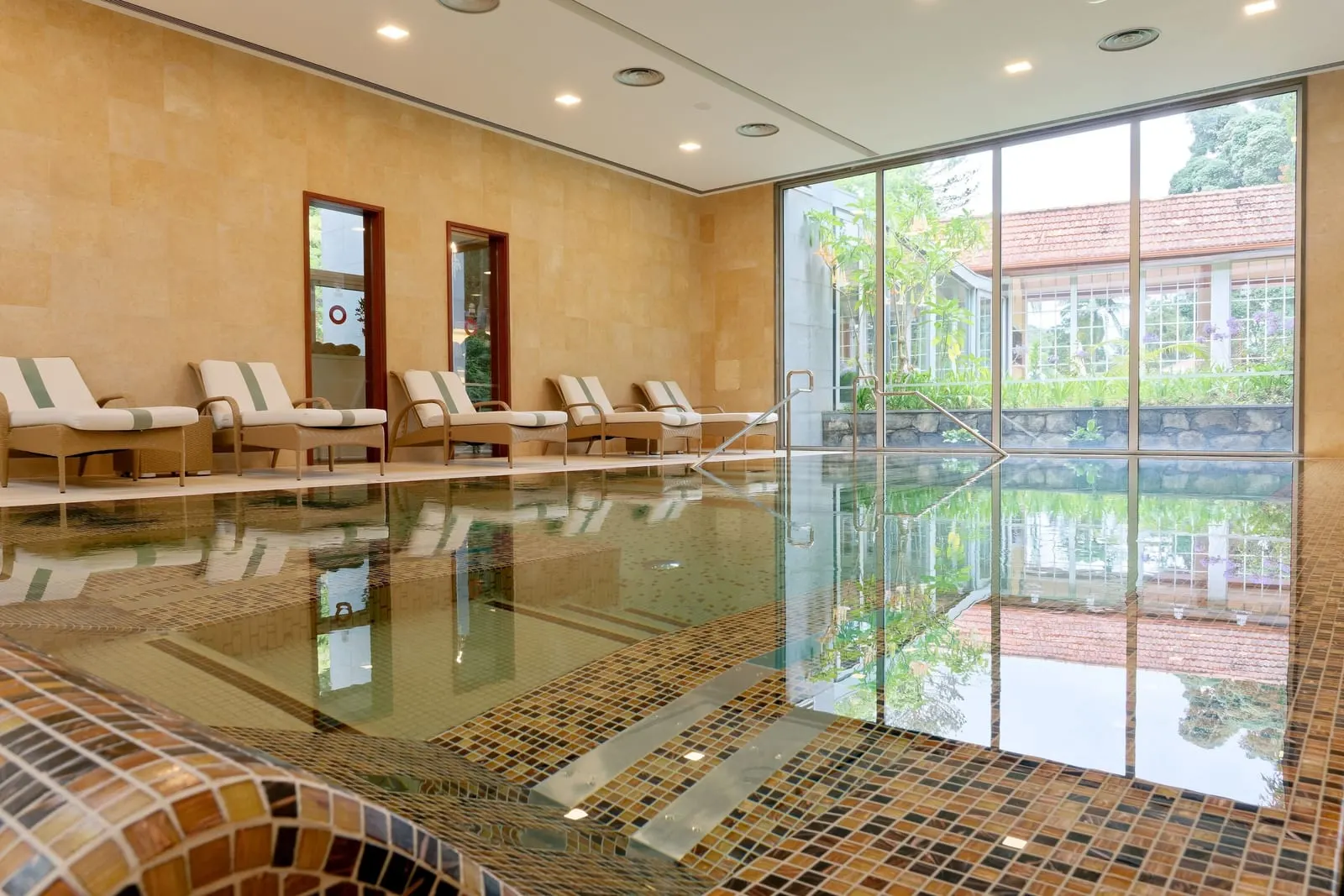 Casa Velha do Palheiro: The indoor pool in the spa