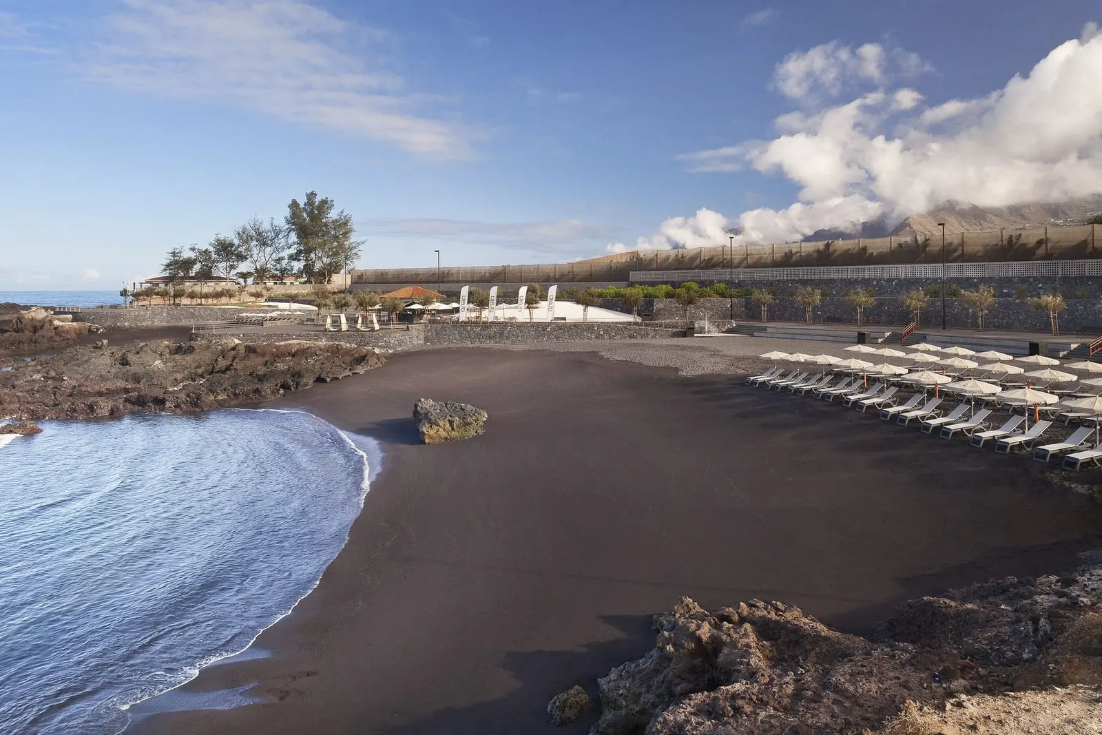 Gran Meliá Palacio de Isora: Black-sand beach below the resort