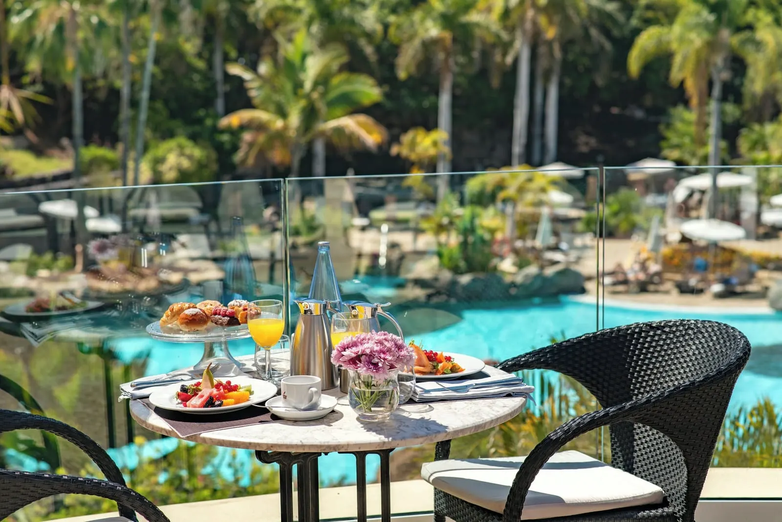 Bahía del Duque: Breakfast above the pool