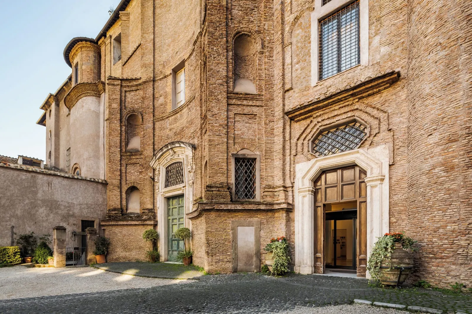 Donna Camilla Savelli: Borromini's unfinished front on Via Garibaldi