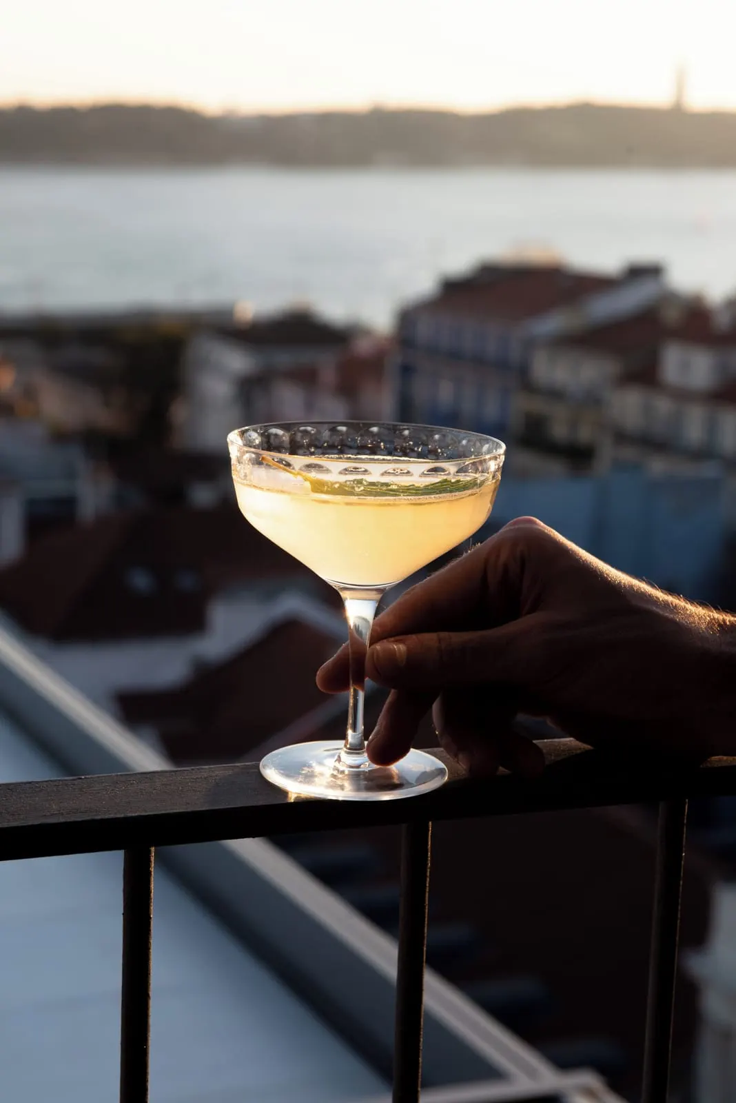 Bairro Alto Hotel: Cocktail on the balcony rail